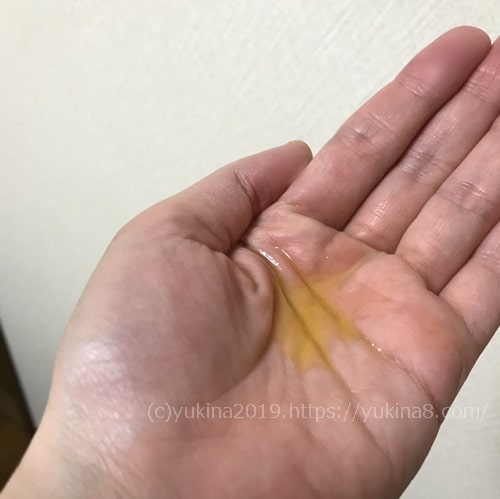 手のひらに出したホホバオイル