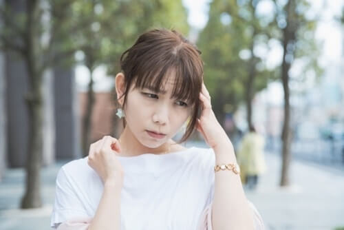 自分で染められるか心配している女性