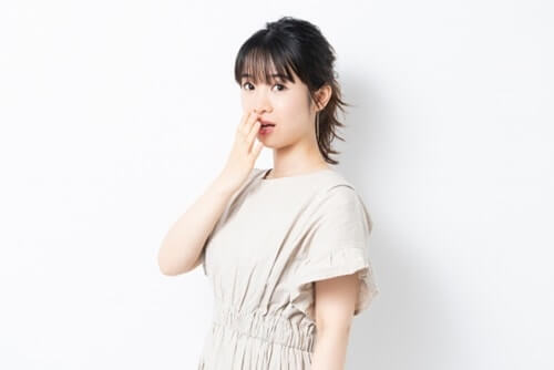 スマホを長時間使いすぎて子供に指摘されハッとしている女性